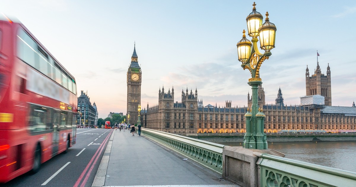 Koniec eldorado na Wyspach? Polacy coraz liczniej pakują walizki