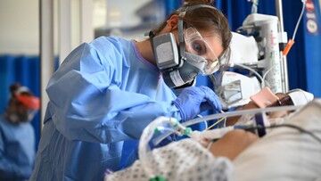 Prognozy naukowców: Omikron może spowodować od 25 tys. do 75 tys. zgonów w Anglii