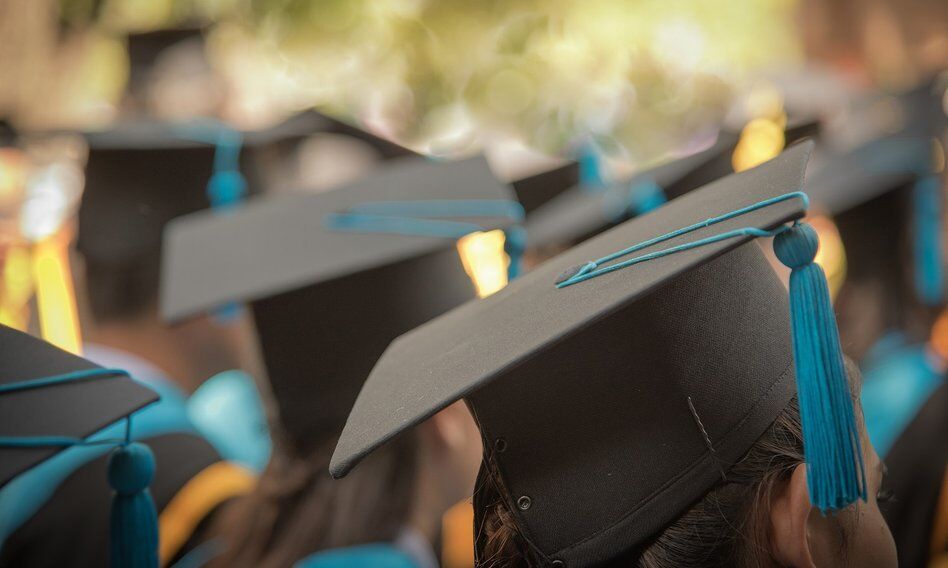 Coraz mniej osób kończy studia. Polska w połowie europejskiej stawki