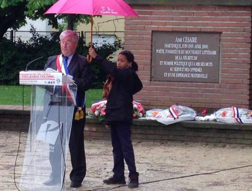 Czarnoskóra dziewczynka musi trzymać parasol nad merem na przemówieniu o zniesieniu niewolnictwa