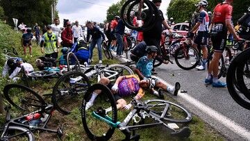 Zatrzymano kobietę, która spowodowała wypadek na Tour de France
