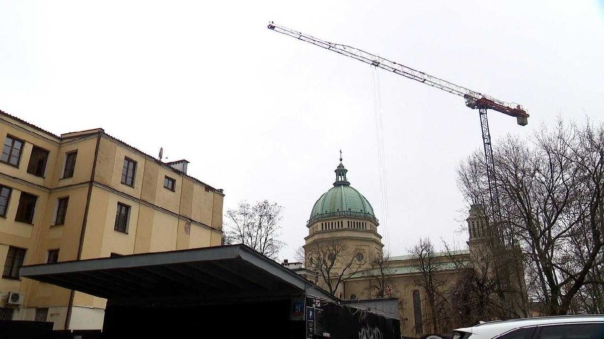 Wieżowiec w środku Warszawy - budowa