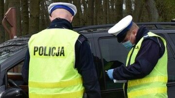 Dzierżoniów. Źle zaparkował samochód, pokazał fałszywe prawo jazdy. Grozi mu do 5 lat więzienia