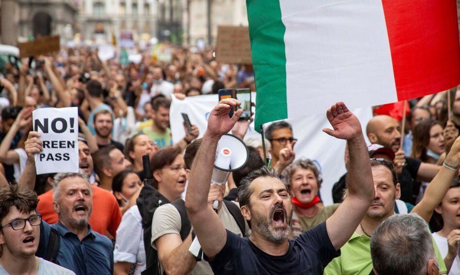 Włosi chcą protestować przeciwko przepustkom COVID-19. Policja wzmocniła ochronę dworców i lotnisk