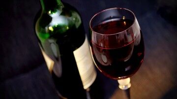 Tomaszów Mazowiecki. Matka kupiła alkohol 13-letnim córkom