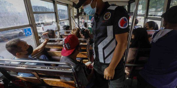 Filipiny: Niezaszczepieni nie mogą jeździć autobusami w stolicy kraju