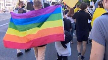Warszawa: furgonetki z antyaborcyjnymi i homofobicznymi treściami z zakazem jazdy po stolicy