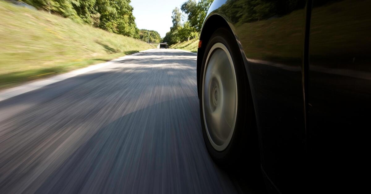 Przekroczył limit prędkości o 27 km, ma zapłacić 90 tys. franków kary