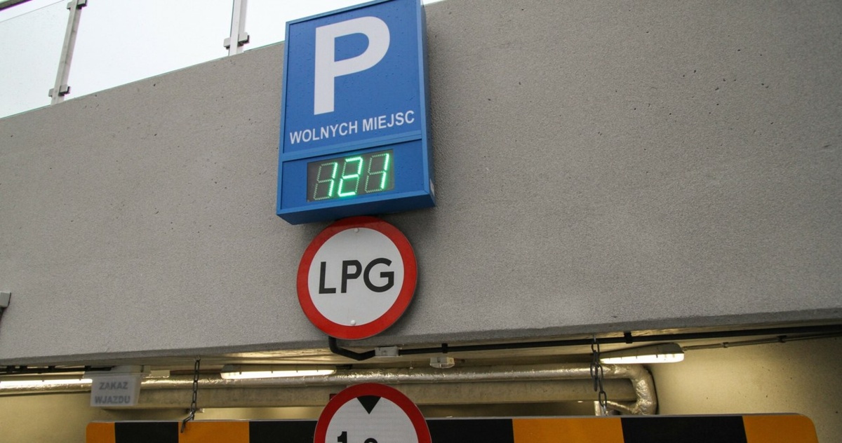 Zarządca zakazuje wjazdu na parking samochodom z LPG. Czy to w ogóle legalne?