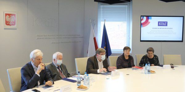 Stacja TVN7 pod ścianą. Zamieszania mogłoby nie być, gdyby nie Duda i Rydzyk