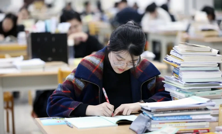 Dyplom za dyplomem: Dlaczego chińskie tytuły naukowe tracą na wartości?