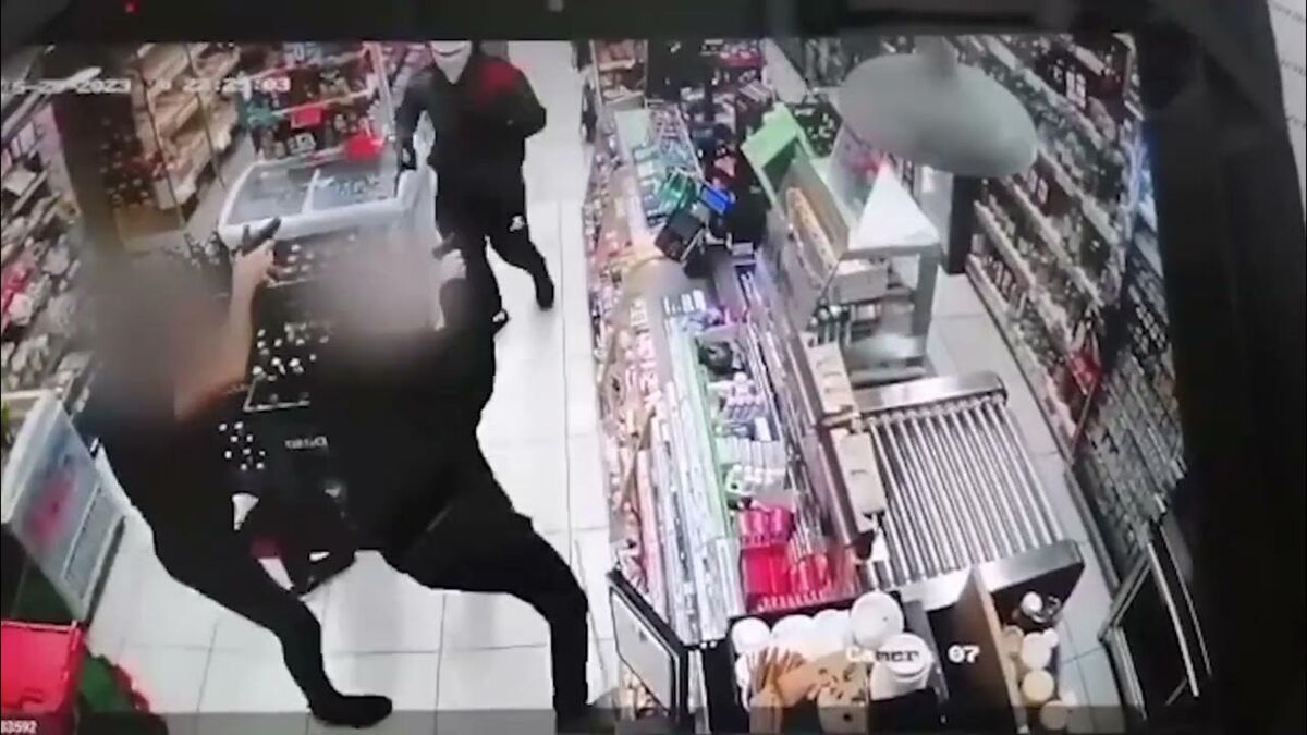 Z siekierą w ręce napadł na Żabkę w Wieliczce – zobacz nagranie z zatrzymania przez policję