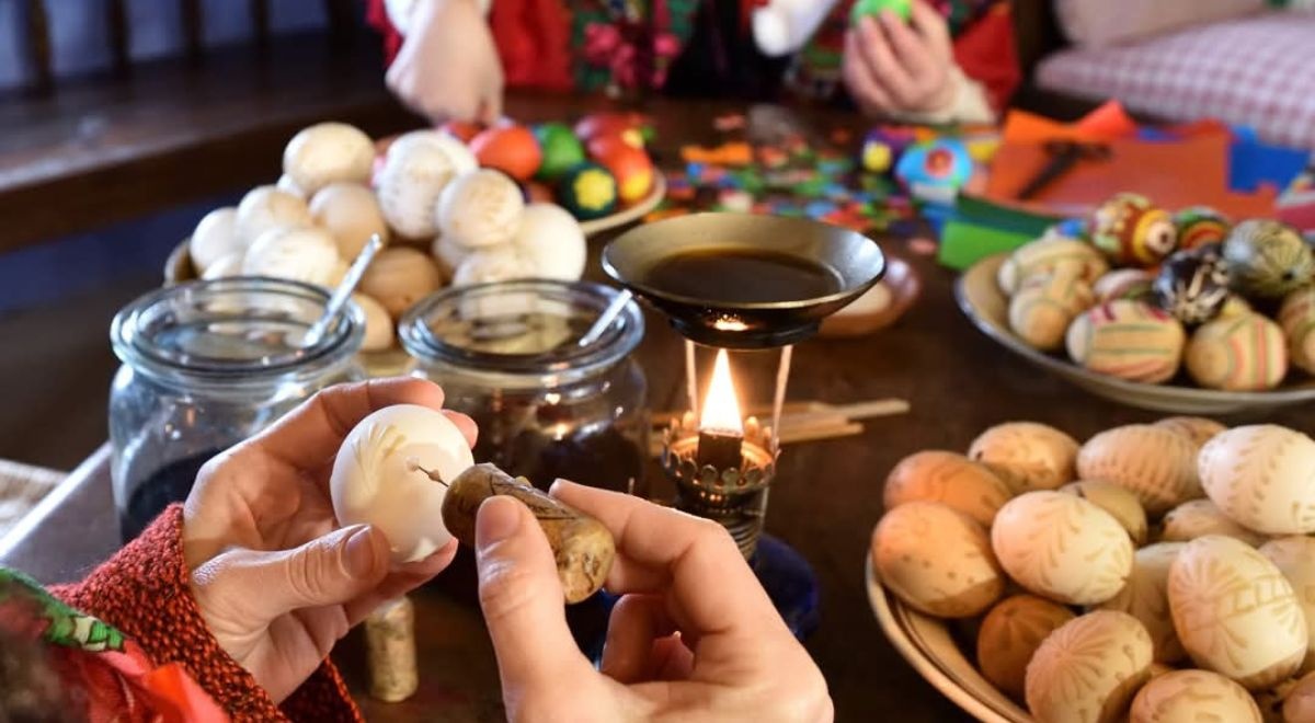 Palmowanie, pogrzeb śledzia i święconki w baliach. Wielkanoc na staropolskiej wsi