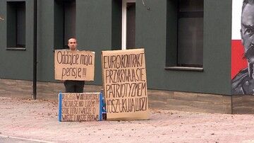 "Interwencja": codziennie stoi przed agencją pracy. Twierdzi, że go oszukano