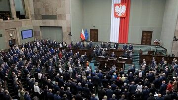 Sondaż. Wybory do Sejmu: PiS z poparciem 35 proc., KO - 22 proc. Traci Polska 2050, PSL bez mandatów