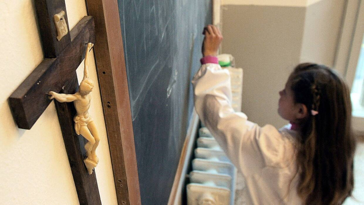 Od września jedna godzina tygodniowo religii lub etyki. Jest rozporządzenie MEN