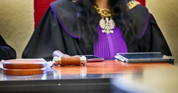 Bity, popychany, rzucany na ziemię. Ojciec oskarżony o zabójstwo 5-miesięcznego syna