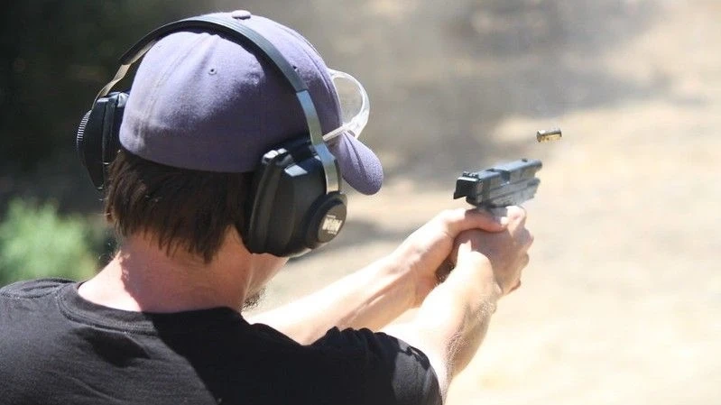 Siemoniak: jestem przeciwnikiem powszechnego dostępu do broni