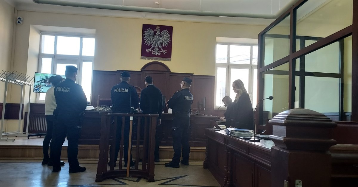 Sebastian Majtczak kontratakuje na sali rozpraw. Próbuje "egzaminować" policjantkę