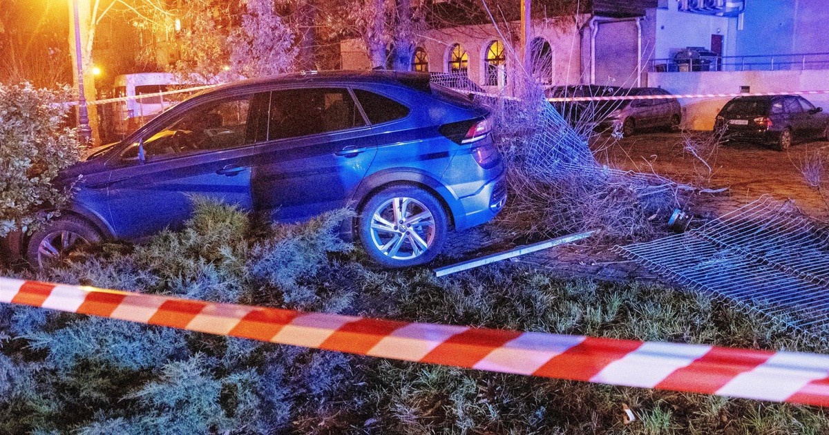 Matka poprosiła córkę o przeparkowanie auta. Ta ją przejechała.