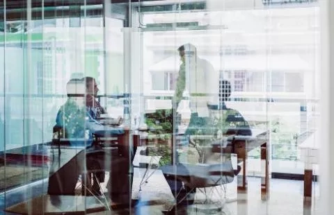 Barometr Prawa: Zmian legislacyjnych jest mniej (spadek o 59% r/r, najmniej od 2008 roku), ale ich jakość nadal niska