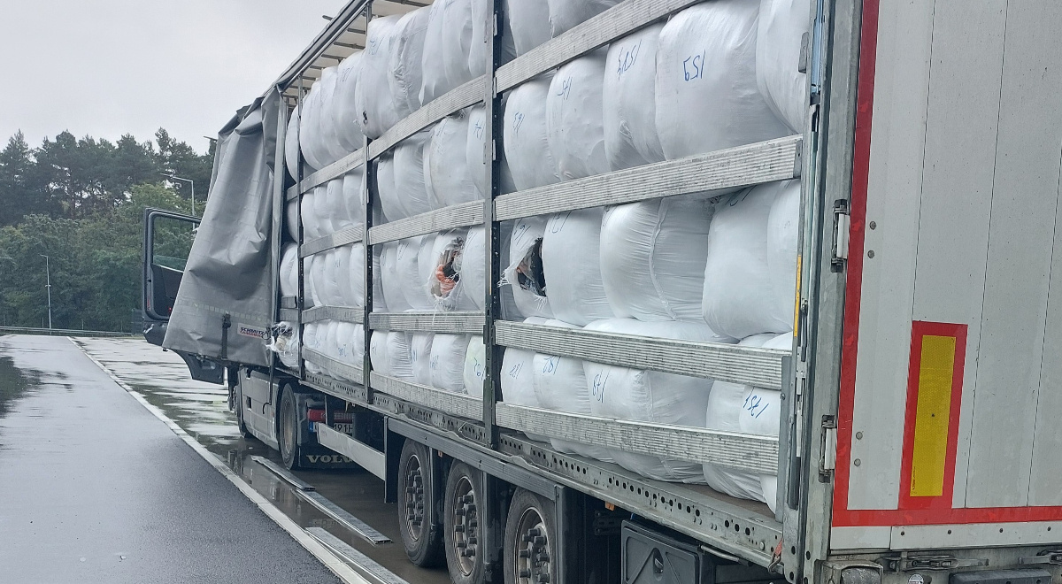 Zamiast ubrań – 20 ton śmieci. Kierowca wpadł na S3