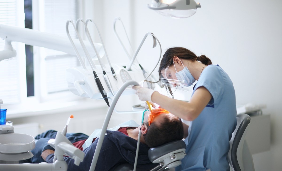 Afera w Czechach. Leczyli zęby bez uprawnień, a wiedzę zdobywali w sieci