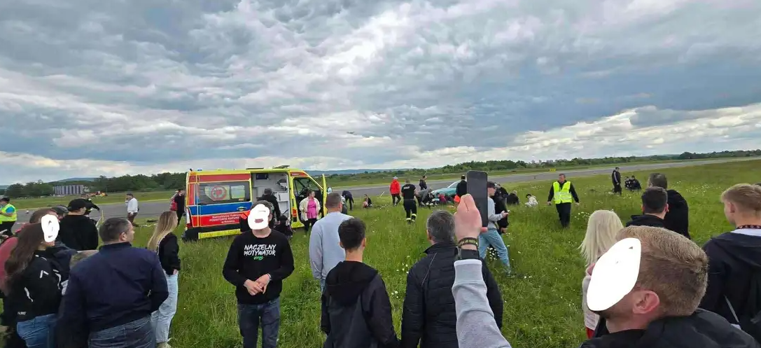 Wypadek na lotnisku w Krośnie, kierowca wjechał w tłum na pokazie