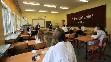 Egzamin ósmoklasisty 2022. Opowiadanie o spotkaniu z bohaterem lektury lub rozprawka o przyjaźni