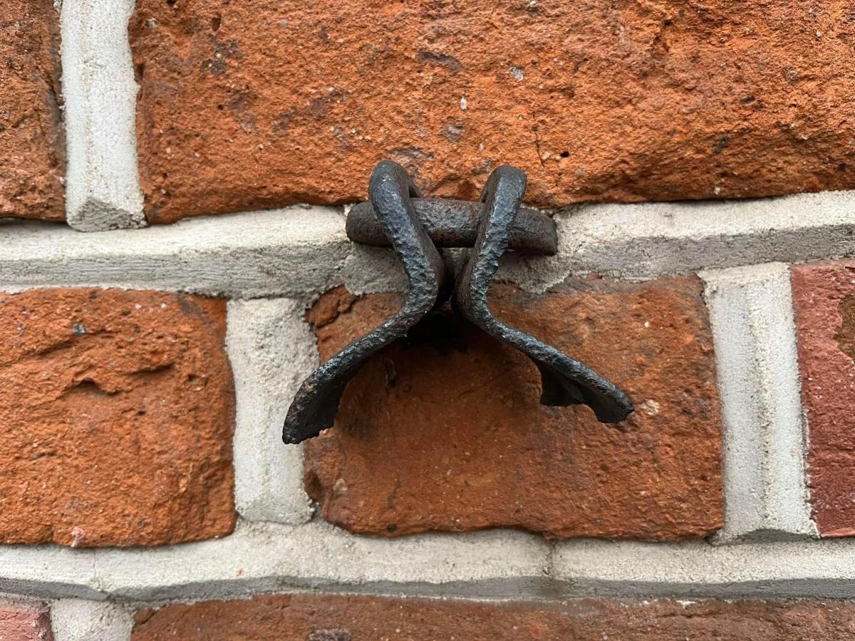 Piaseczno – kuna na kościele