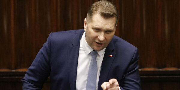 Czarnek: W niektórych miastach organizacjom pozarządowym płacą 200 zł a nauczycielom 80 zł