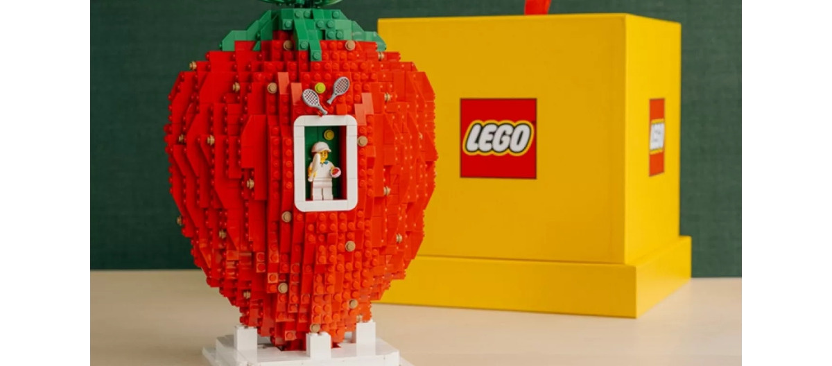 Wielka truskawka z Lego dla Igi Świątek