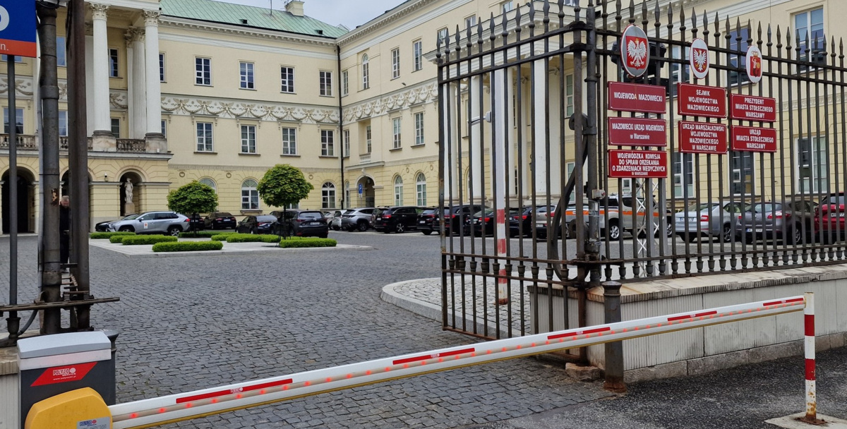 Stołeczny ratusz sfinansował 42 pracownikom studia na Collegium Humanum