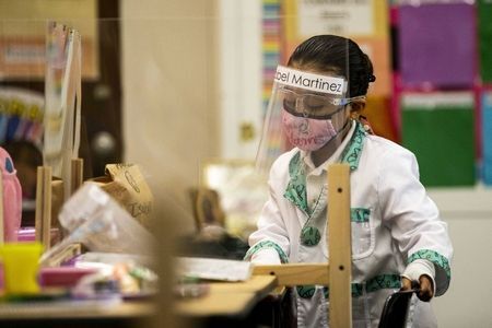 Pediatrzy z USA: Dzieci w szkołach powinny nosić maski