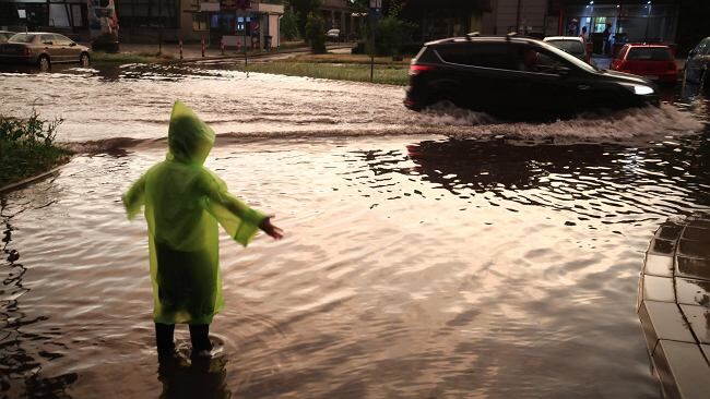 Alert RCB. Gwałtowne burze, grad, silny wiatr i ulewny deszcz w centralnej i wschodniej Polsce