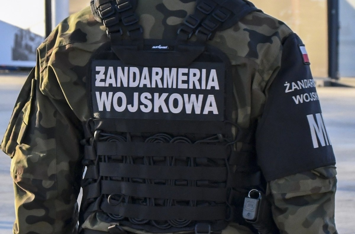 Dron z cyrylicą koło Bartoszyc. Mógł przylecieć z Rosji