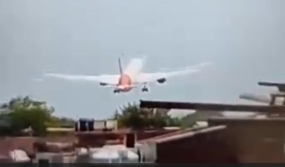 W Indiach rozbił się B787-8 Dreamliner należący do Air India (film)