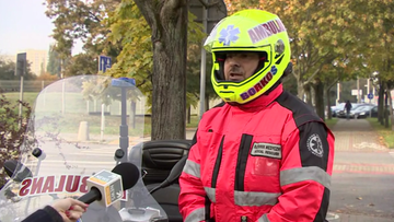Warszawa. Wypadek z udziałem motocyklisty. Nieoficjalnie: do szpitala trafił znany ratownik medyczny