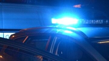 Kujawsko-Pomorskie. Strażacy odnaleźli samochód w stawie w Grodztwie. Dwie osoby nie żyją