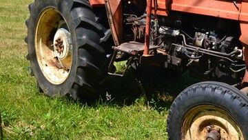 Podkarpackie: Nie żyje 29-latek z Dylągówki. Został przygnieciony przez traktor