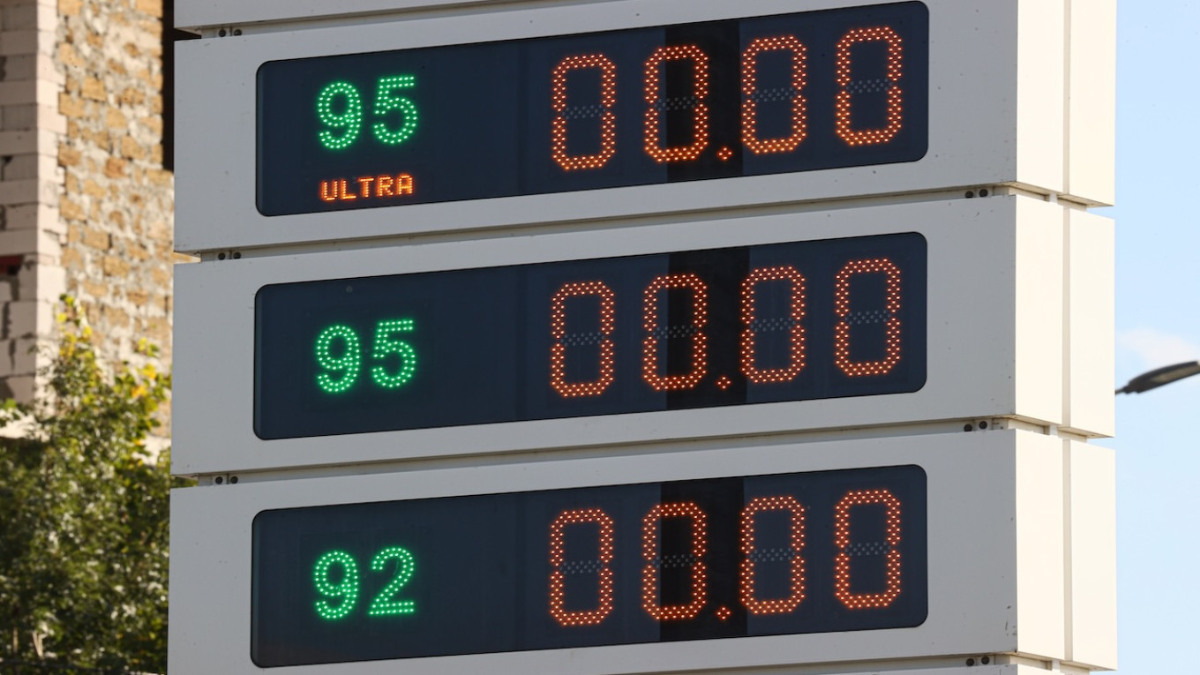 „Sytuacja jest krytyczna”. Rosja przygotowuje się do zakupu benzyny za granicą z powodu niedoborów.