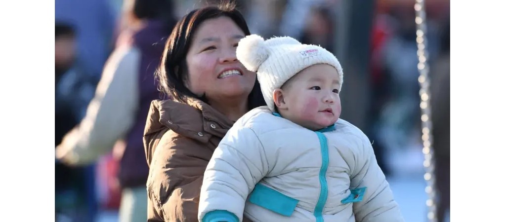 Chiny oferują rodzicom 1500 dolarów aby zwiększyć liczbę urodzeń - BBC News Polska