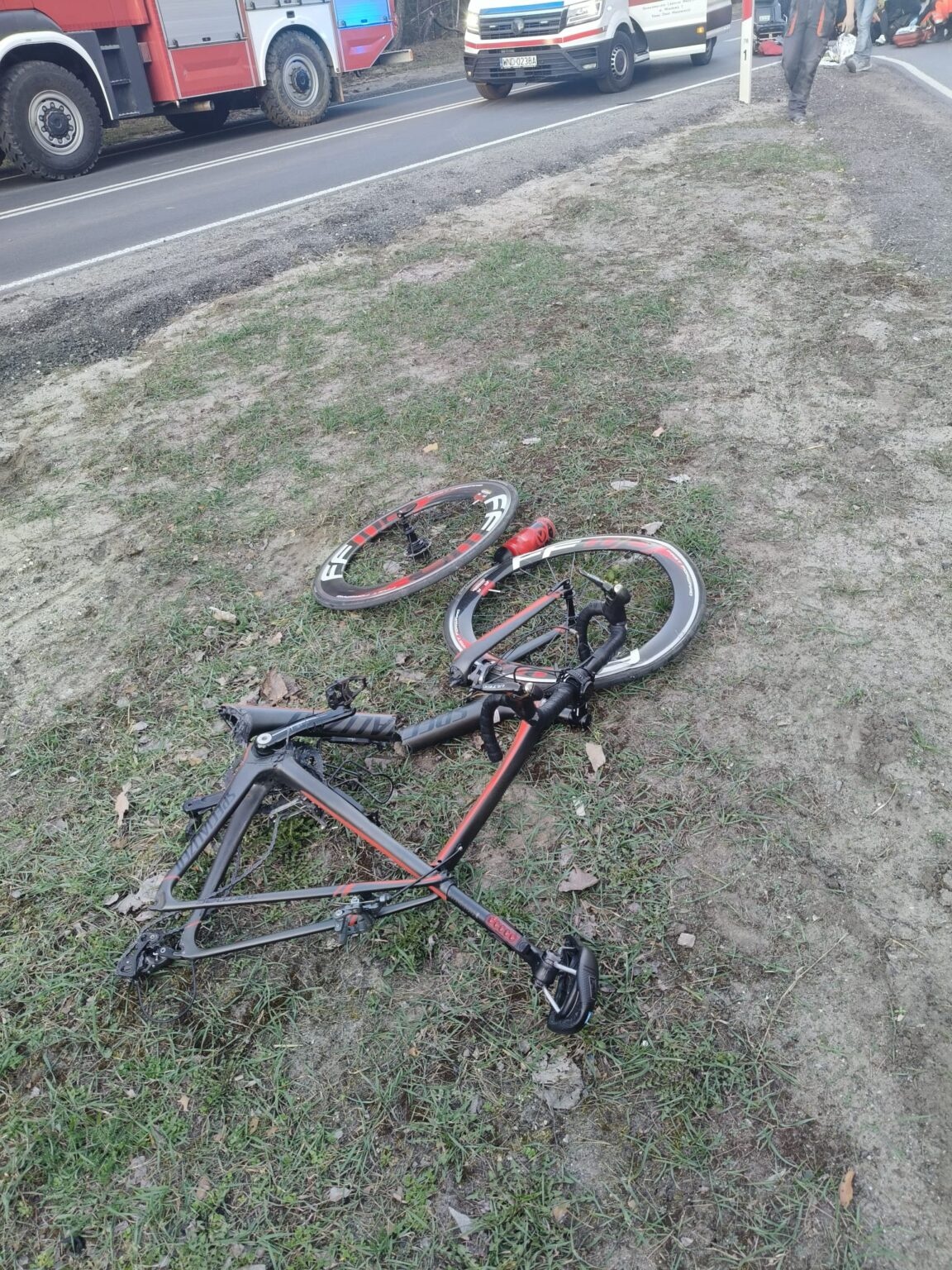 Kierowca po alkoholu potrącił rowerzystę. Kierujący jednośladem z poważnymi obrażeniami trafił do szpitala