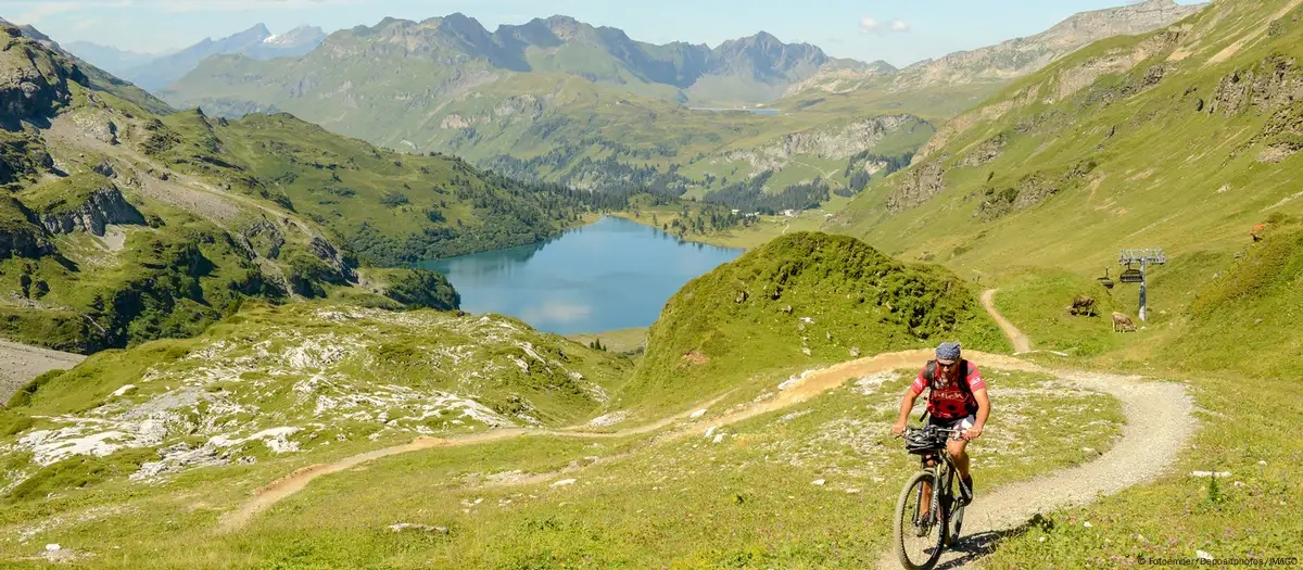 Francuski kurort demontuje wyciągi narciarskie. Śniegu brak.