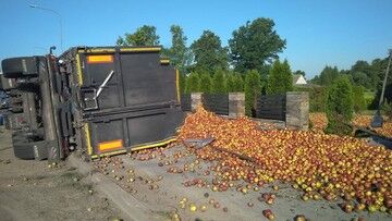 Świętokrzyskie. Jabłka wysypały się z ciężarówki. Kierowca był pijany