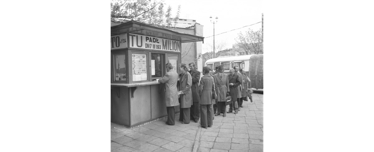 Historia jednej fotografii z Bazy Zdjęć PAP: Marzenia milionów Polaków o milionach złotych – Totalizator Sportowy kończy 70 lat