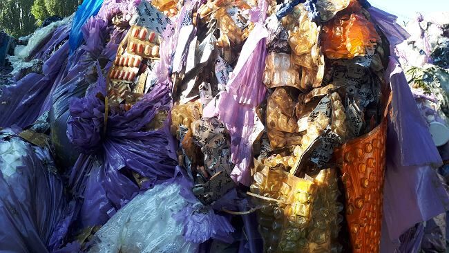 Przeterminowane leki i gnijące odpady medyczne zalegają w Łodzi. "Mieli zutylizować, z dnia na dzień zniknęli"