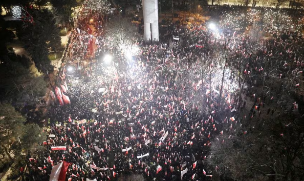 Tens of thousands protest in Poland against ex-ministers' imprisonment