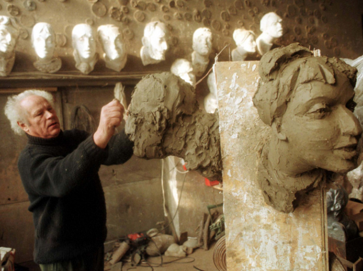 Wyrzeźbił smoka i zakładał Piwnicę pod Baranami. 100 lat temu urodził się Bronisław Chromy