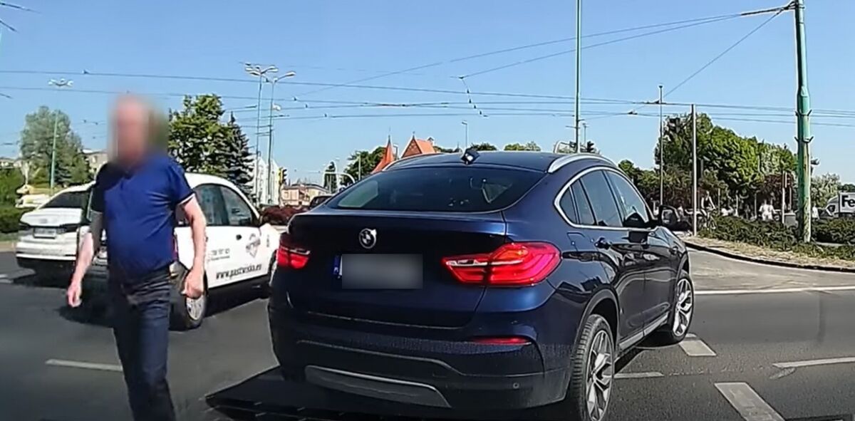 Ciężarna kobieta zatrąbiła na kierowcę, który wciskał się na jej pas. Mężczyzna zajechał jej drogę i...